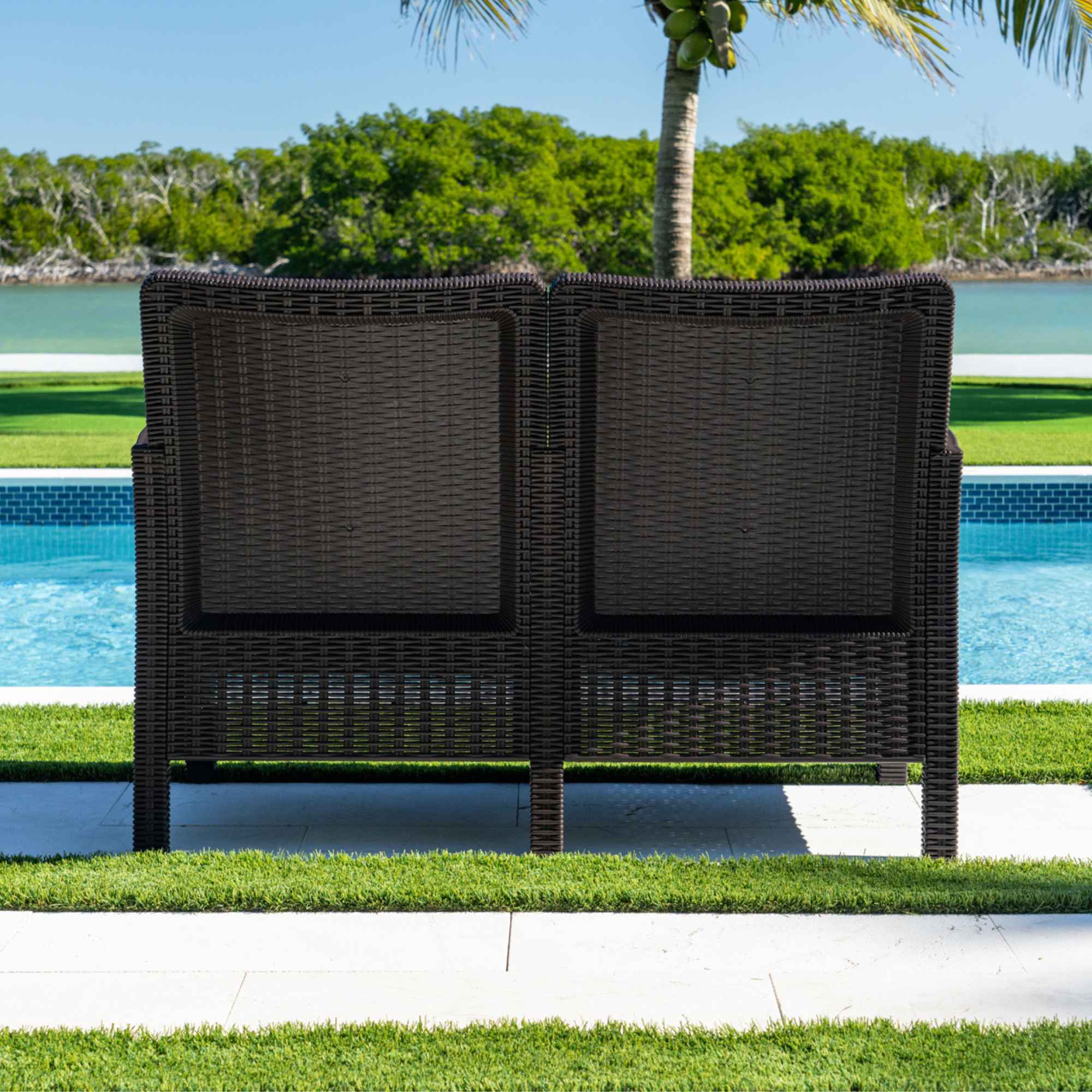 Nova Loveseat W/Cushions